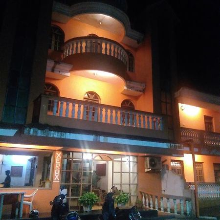卡维洛瑟姆 Palm Grove酒店 外观 照片