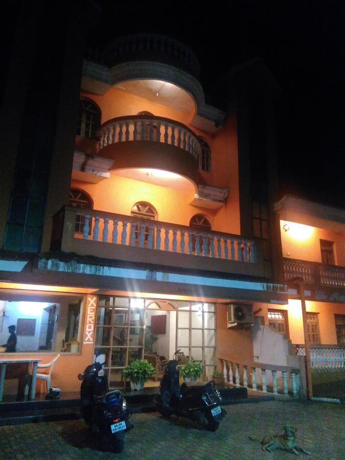 卡维洛瑟姆 Palm Grove酒店 外观 照片