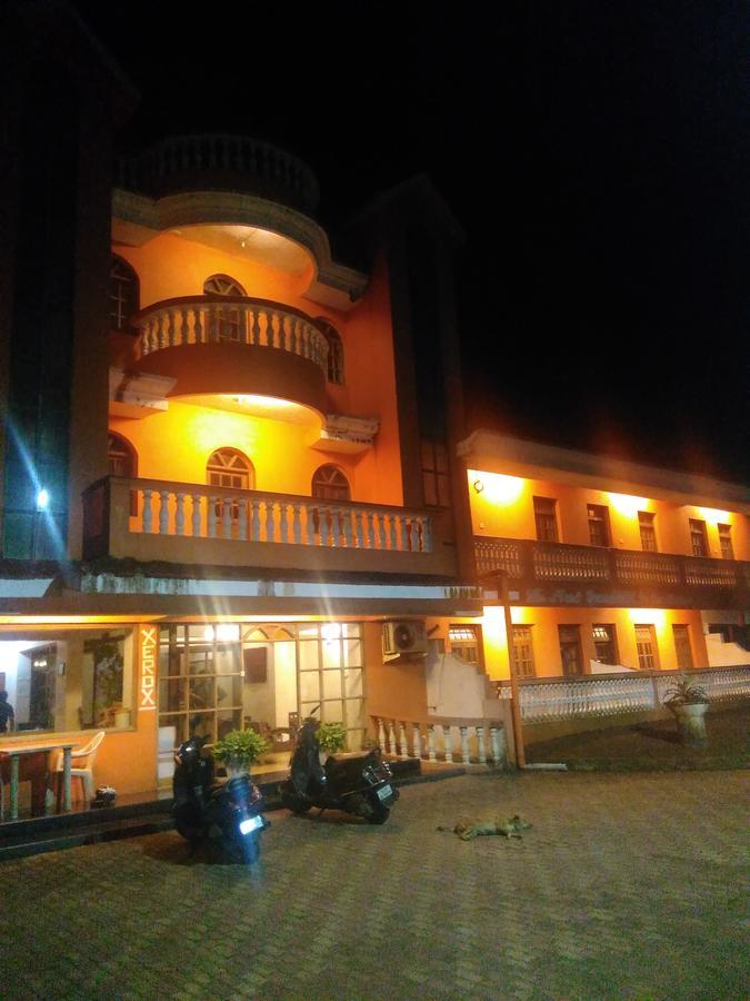 卡维洛瑟姆 Palm Grove酒店 外观 照片
