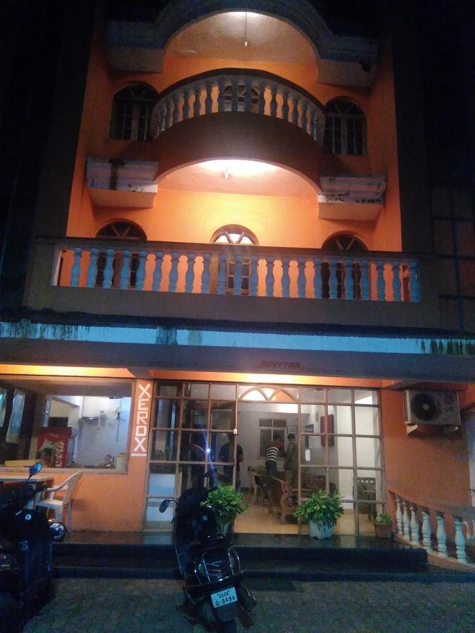 卡维洛瑟姆 Palm Grove酒店 外观 照片